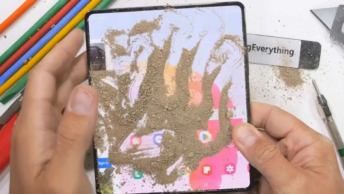 بررسی تست مقاومت نفوذ خاک گوشی Samsung Z Fold 5