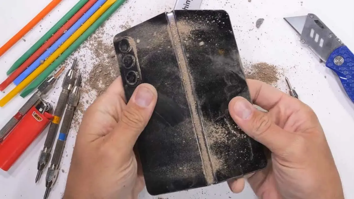 بررسی تست مقاومت در برابر گرد و خاک گوشی Samsung Z Fold 5