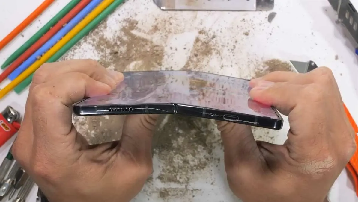بررسی تست مقاومت لولای گوشی Samsung Z Fold 5