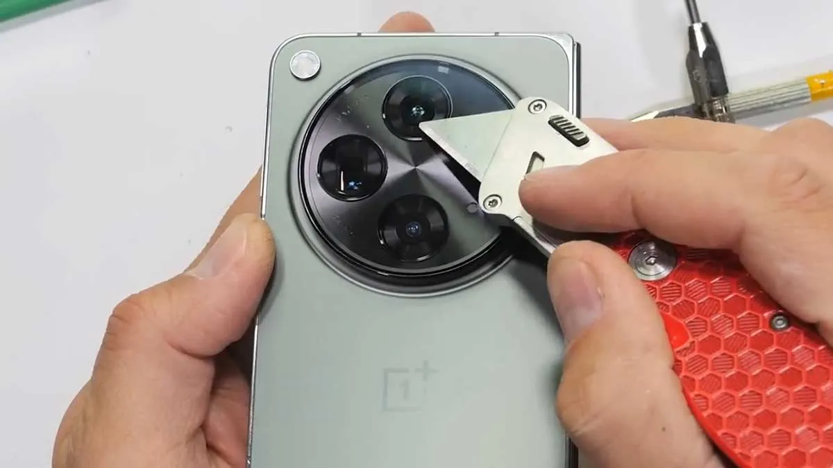 بررسی تست مقاومت دوربین گوشی OnePlus Open