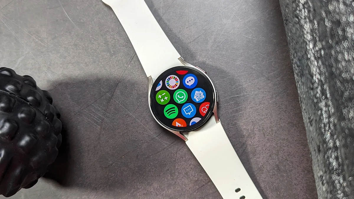 مقایسه نمایشگر Galaxy Watch6 و Apple Watch 9
