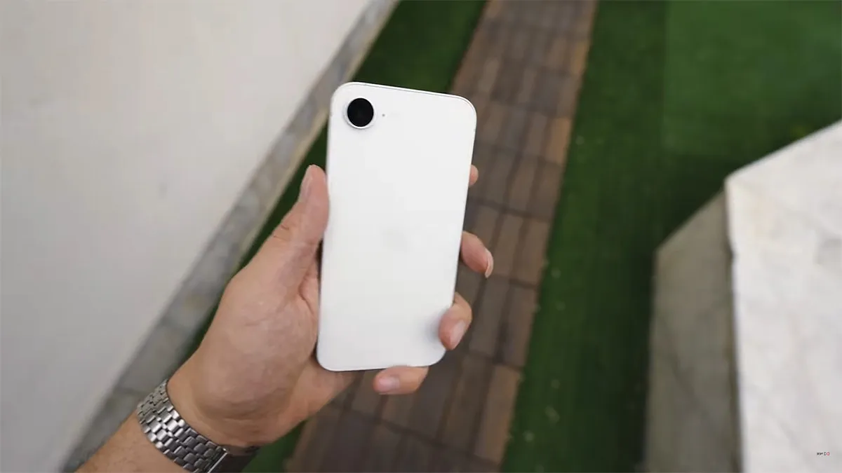 طراحی گوشی iPhone 16e