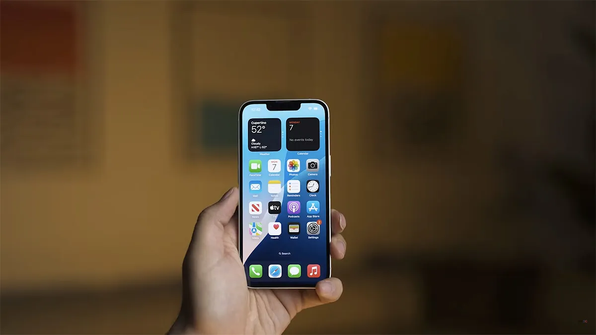 بررسی صفحه‌ نمایش آیفون 16e اپل