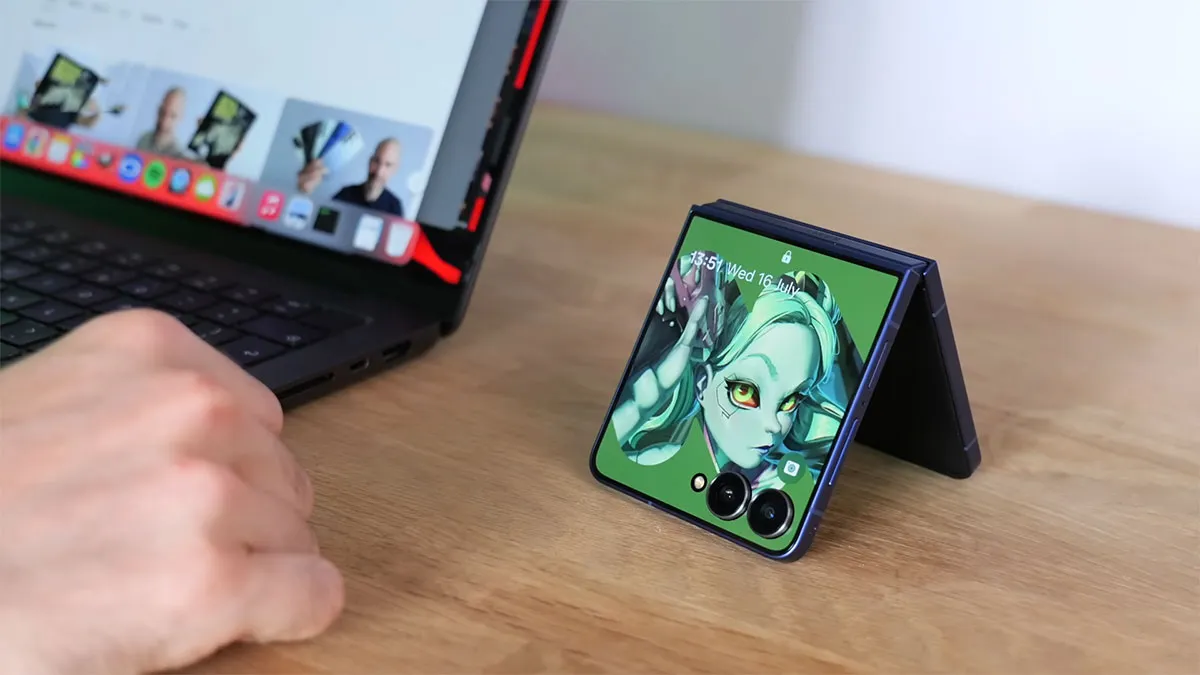 بررسی صفحه نمایش بیرونی Z Flip7 سامسونگ