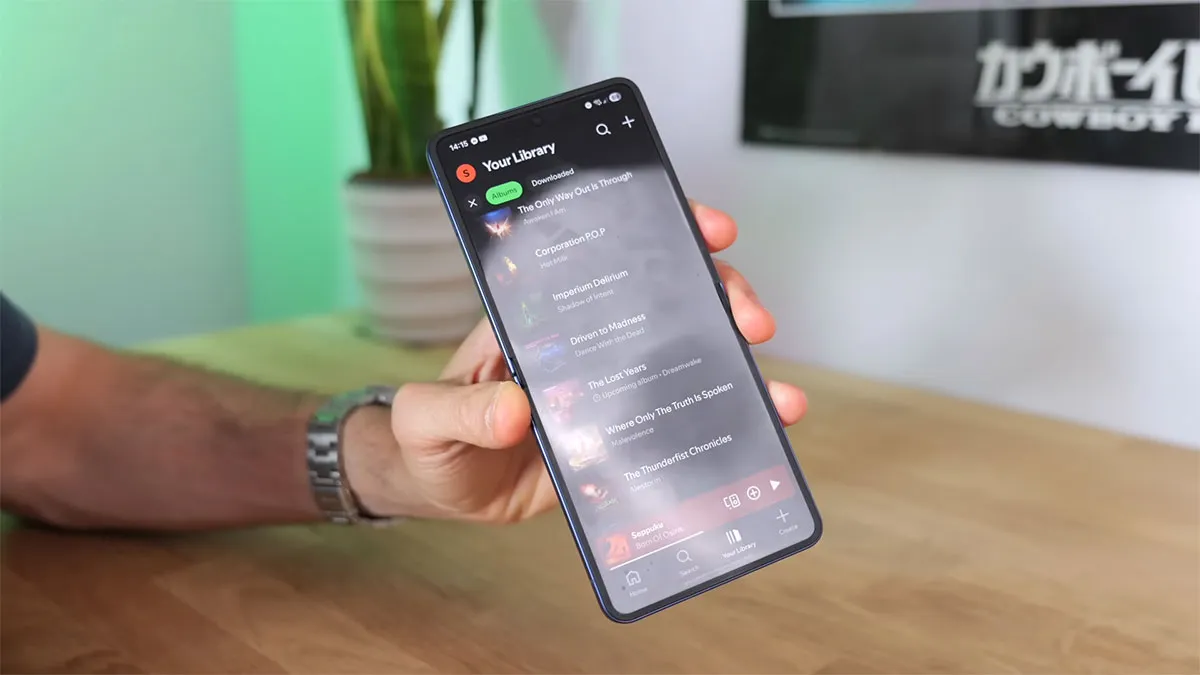 بررسی طراحی لولای Z Flip7 سامسونگ