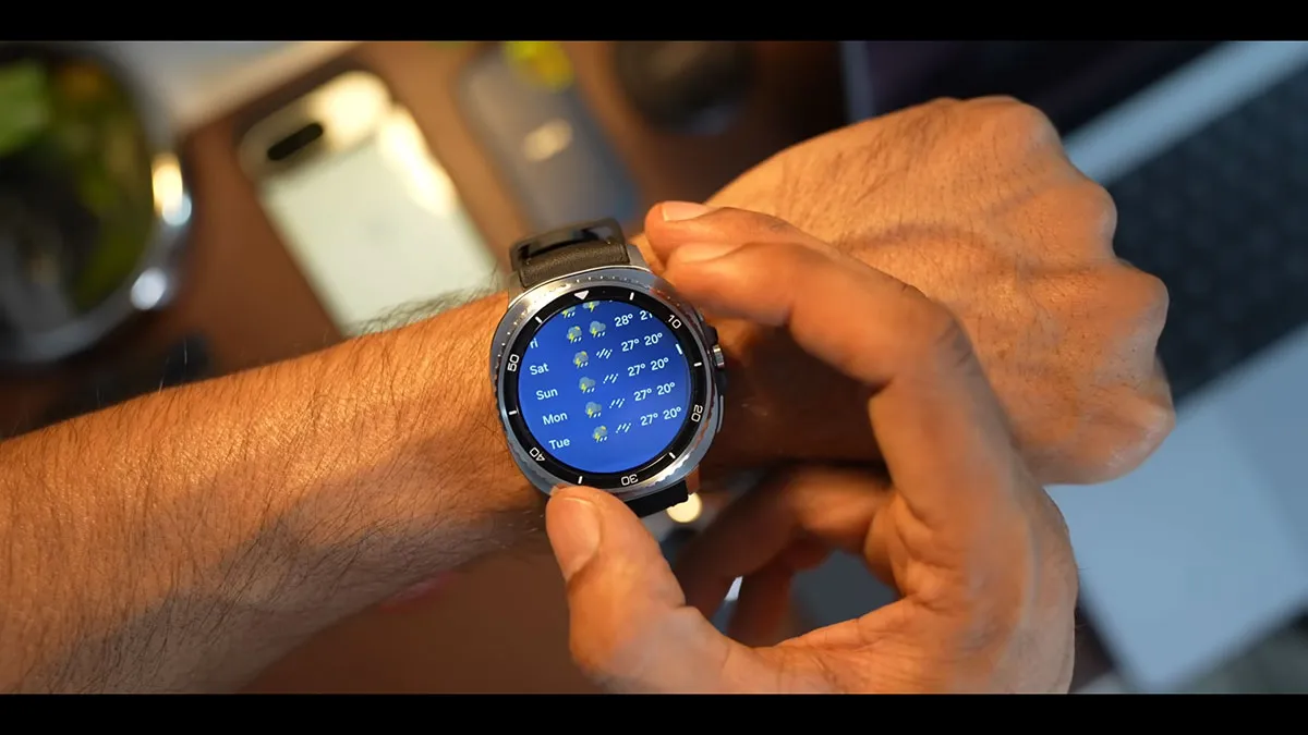 بررسی نمایشگر ساعت هوشمند Galaxy Watch 8 Classic سامسونگ