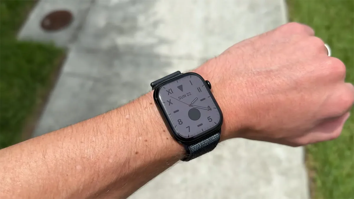 بررسی نمایشگر ساعت هوشمند Apple Watch Series 10