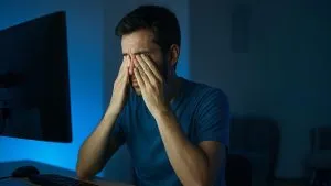 نور آبی چیه و چرا فیلتر شدنش برای چشم‌ها اهمیت داره؟