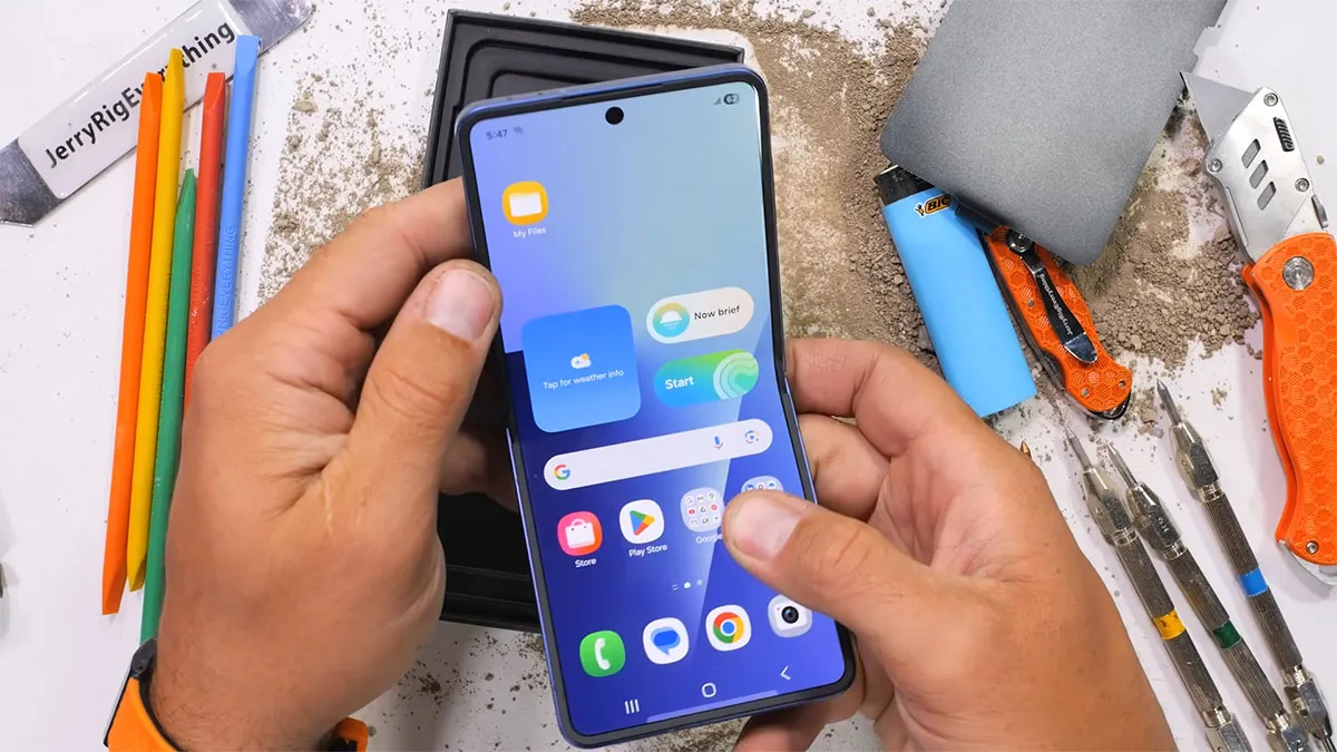 samsung galaxy z flip 7 duribility test 1 تست مقاومت گوشی Z Flip7 سامسونگ