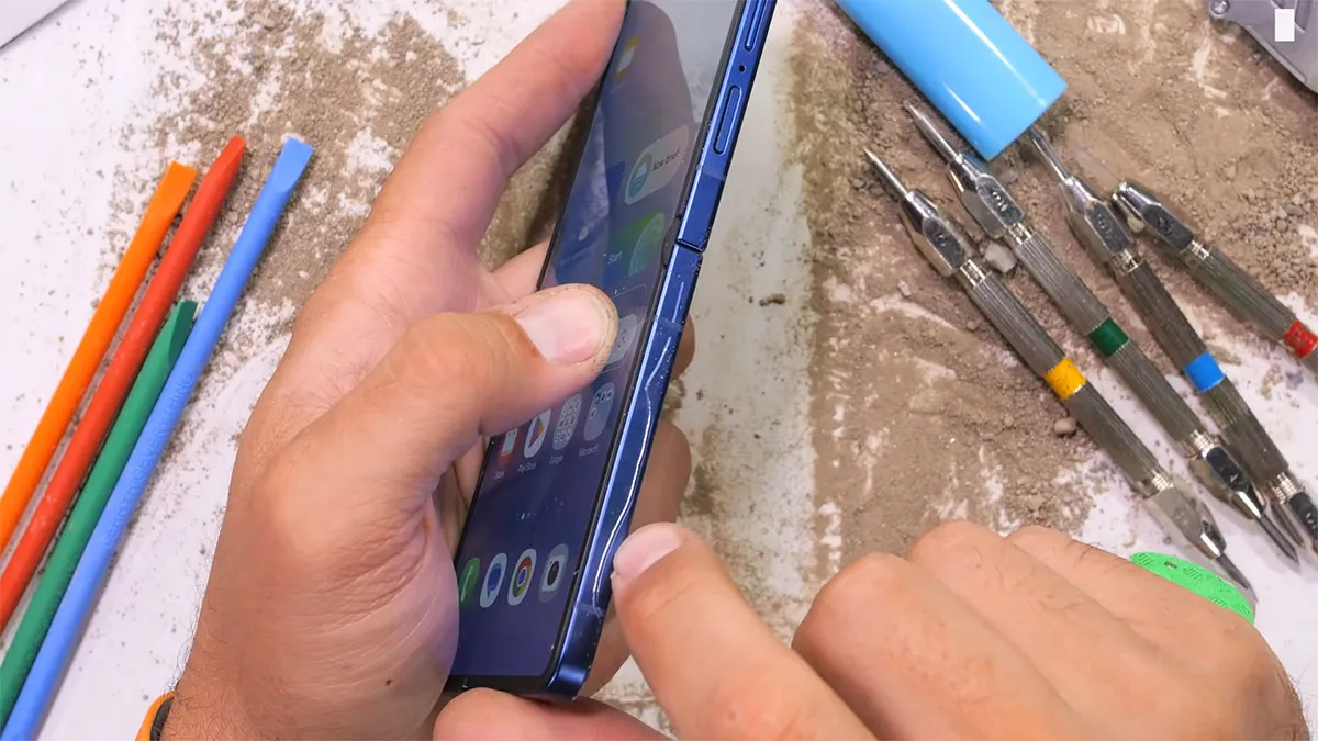samsung galaxy z flip 7 duribility test 5 تست مقاومت گوشی Z Flip7 سامسونگ