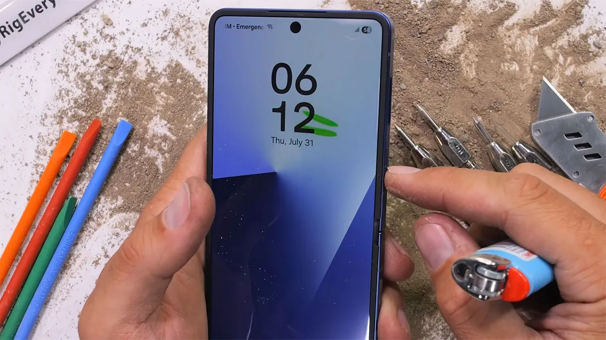 samsung galaxy z flip 7 duribility test 10 تست مقاومت گوشی Z Flip7 سامسونگ