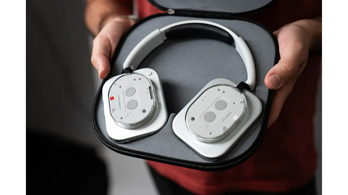 بررسی طراحی کیف هدفون Nothing Headphone (1)