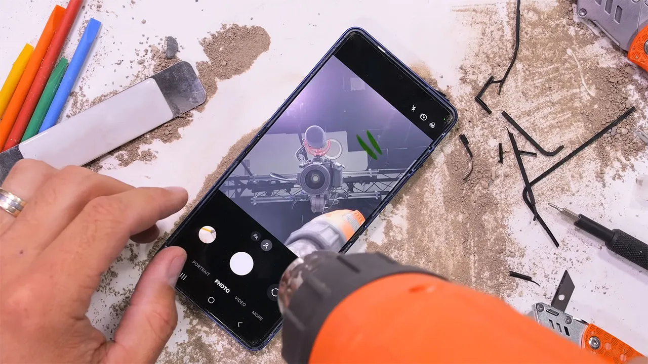 samsung z flip 7 teardown 3 کالبدشکافی گوشی Samsung Z Flip 7