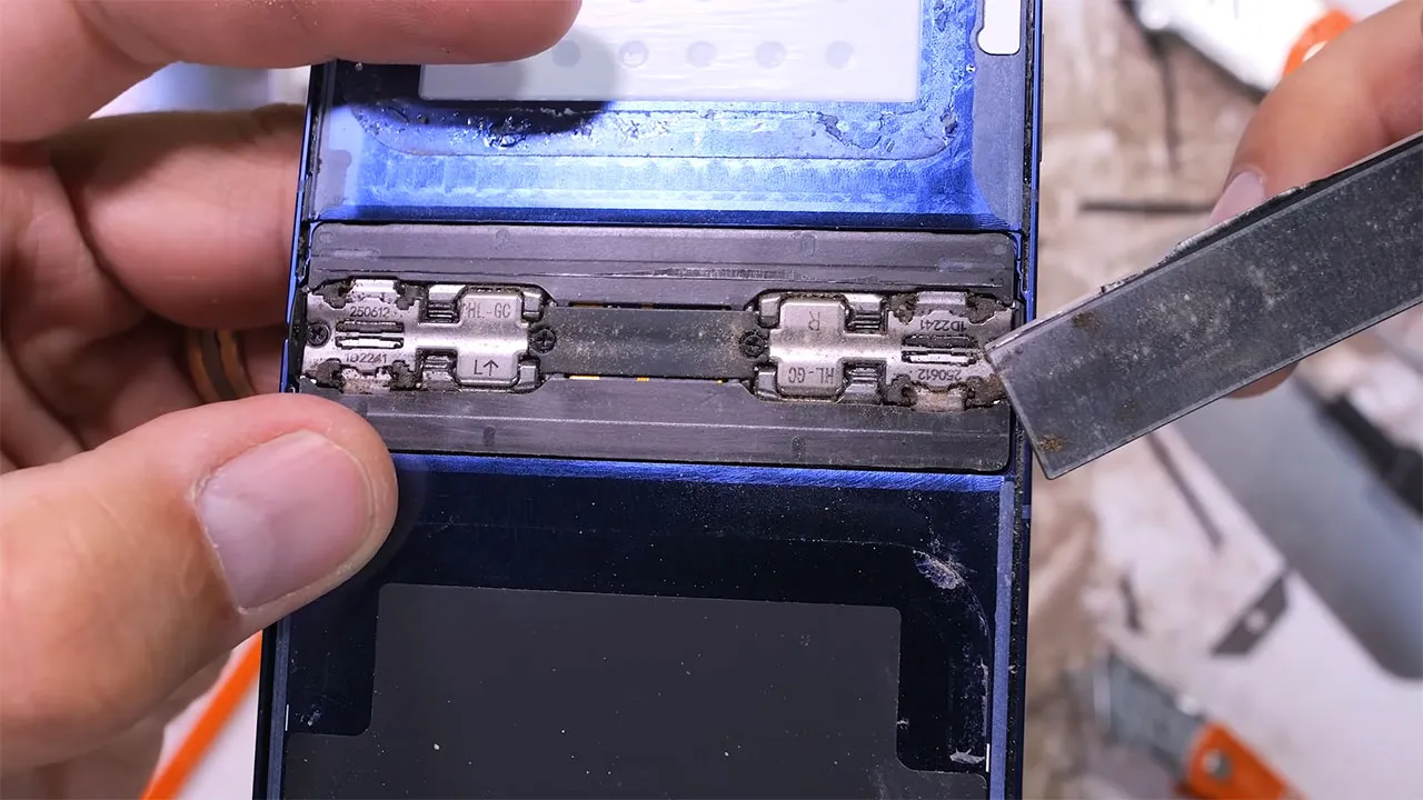 samsung z flip 7 teardown 5 کالبدشکافی گوشی Samsung Z Flip 7