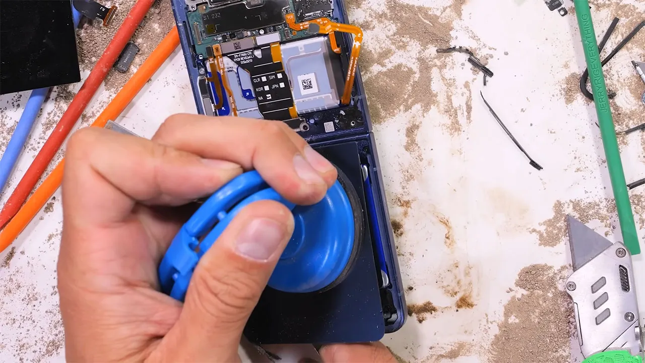 samsung z flip 7 teardown 10 کالبدشکافی گوشی Samsung Z Flip 7