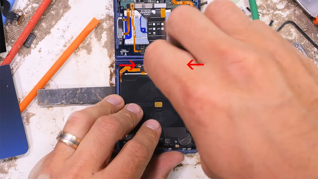 samsung z flip 7 teardown 11 کالبدشکافی گوشی Samsung Z Flip 7