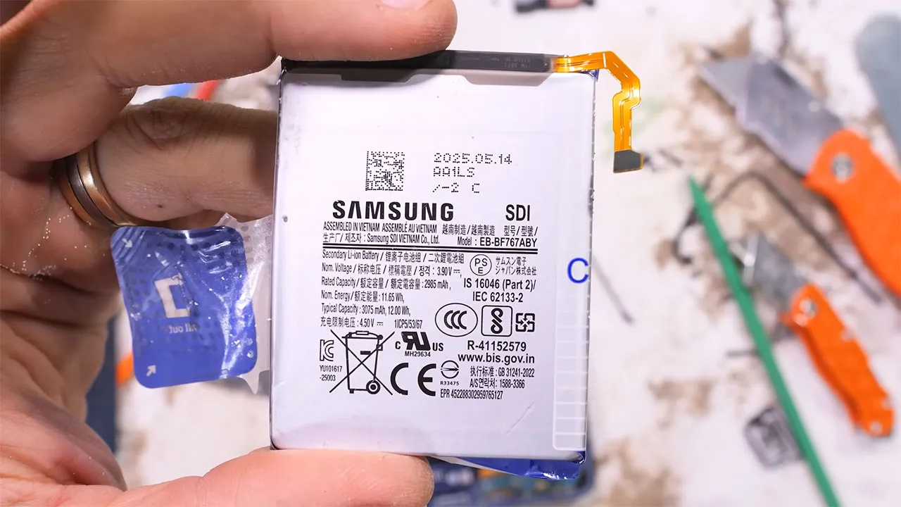 samsung z flip 7 teardown 13 کالبدشکافی گوشی Samsung Z Flip 7