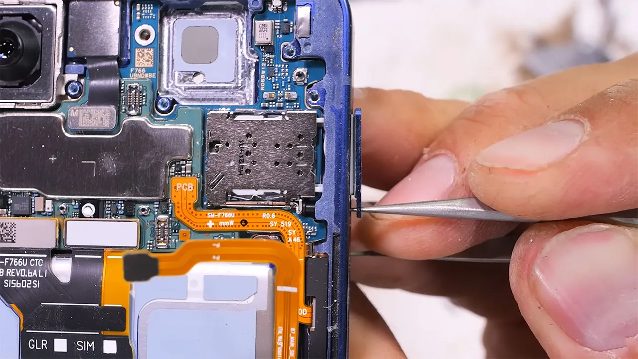 samsung z flip 7 teardown 14 کالبدشکافی گوشی Samsung Z Flip 7