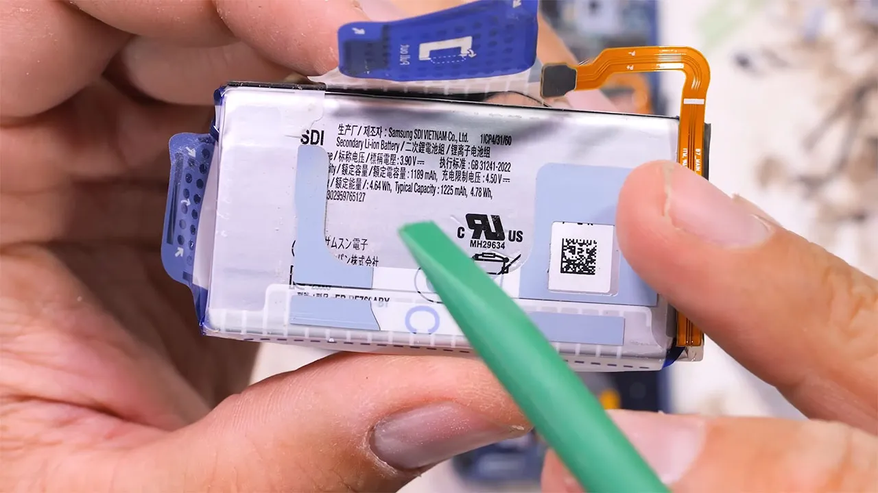 samsung z flip 7 teardown 15 کالبدشکافی گوشی Samsung Z Flip 7