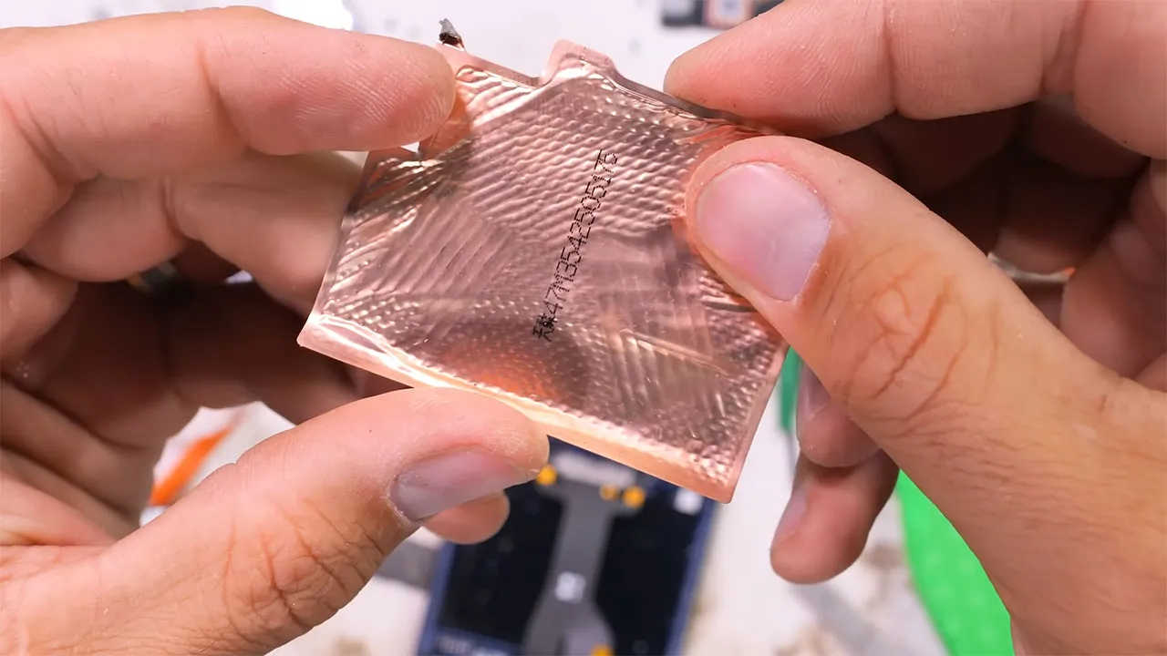 samsung z flip 7 teardown 17 کالبدشکافی گوشی Samsung Z Flip 7