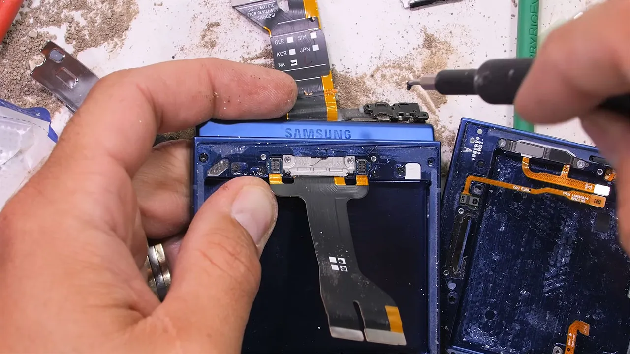 samsung z flip 7 teardown 18 کالبدشکافی گوشی Samsung Z Flip 7