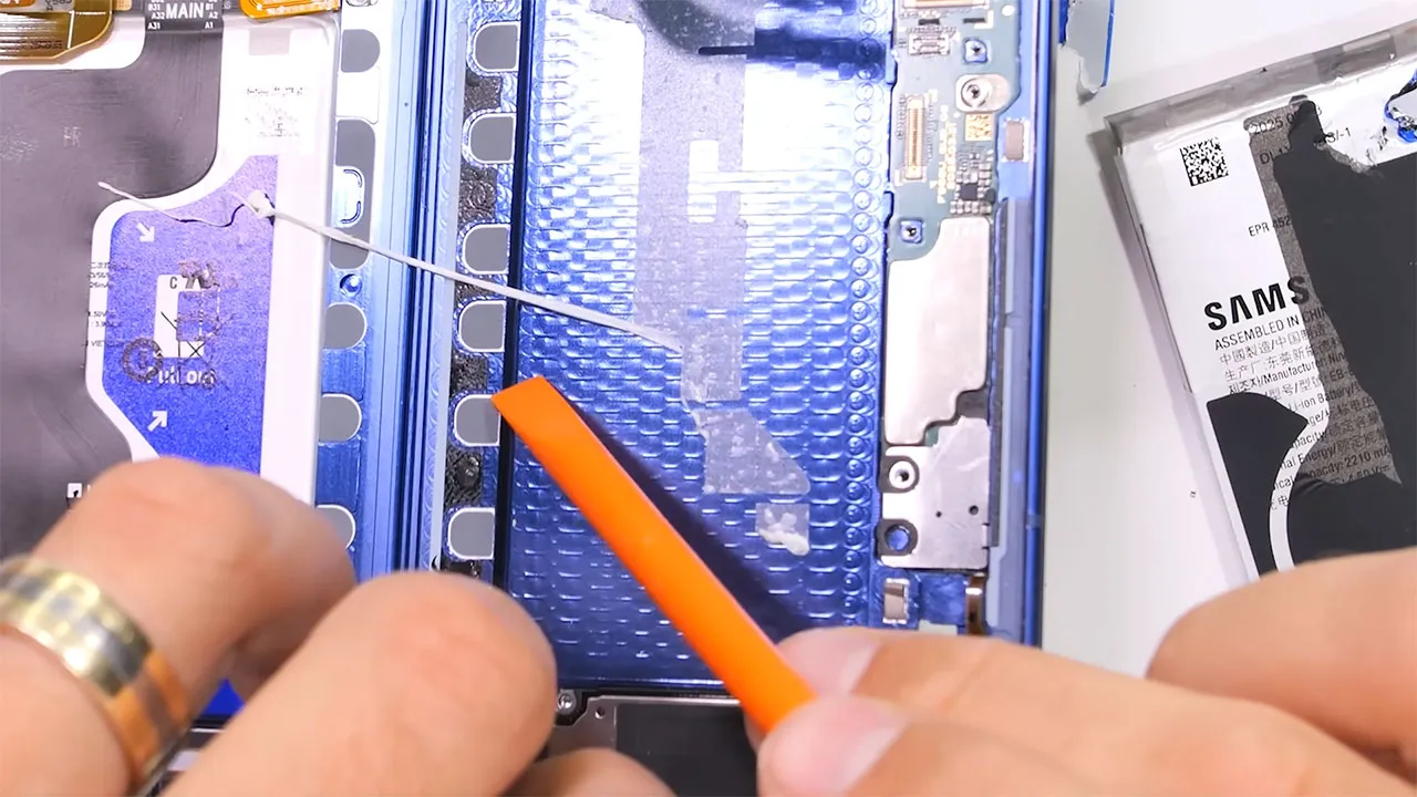 samsung z fold 7 teardown 19 کالبدشکافی گوشی Samsung Z Fold 7