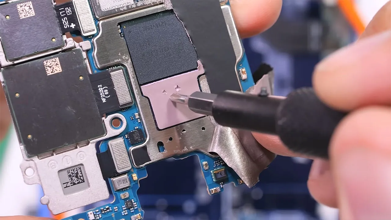samsung z fold 7 teardown 25 کالبدشکافی گوشی Samsung Z Fold 7