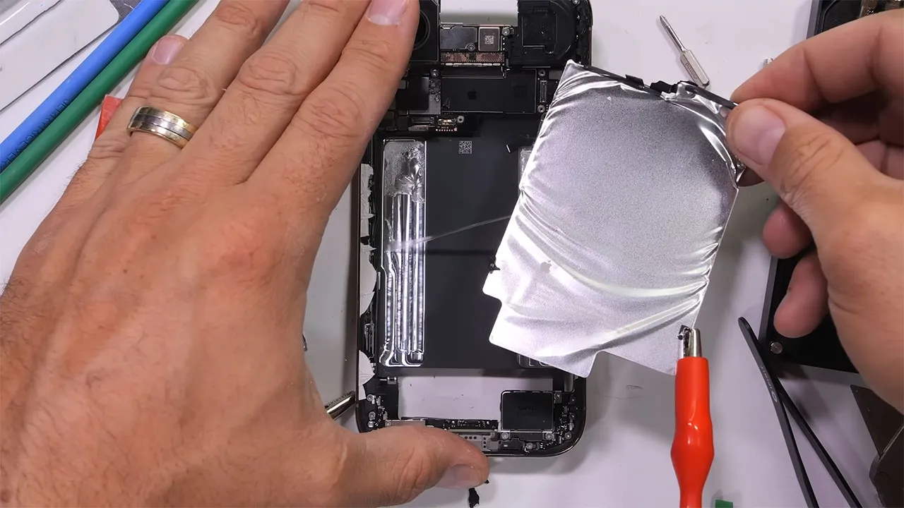 apple iphone air teardown 9 کالبدشکافی گوشی iPhone Air