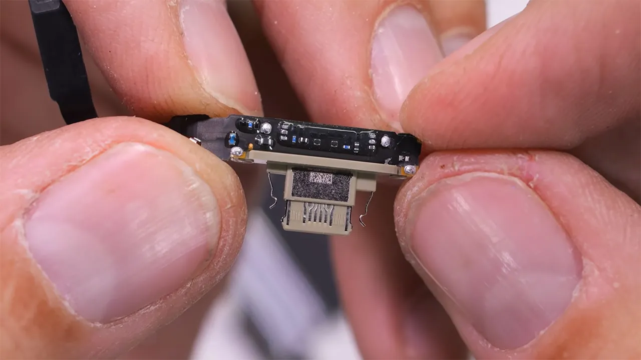 apple iphone air teardown 18 کالبدشکافی گوشی iPhone Air
