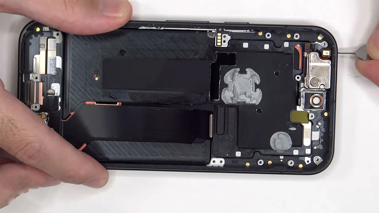 google pixel 10 teardown 19 کالبدشکافی گوشی Pixel 10 گوگل