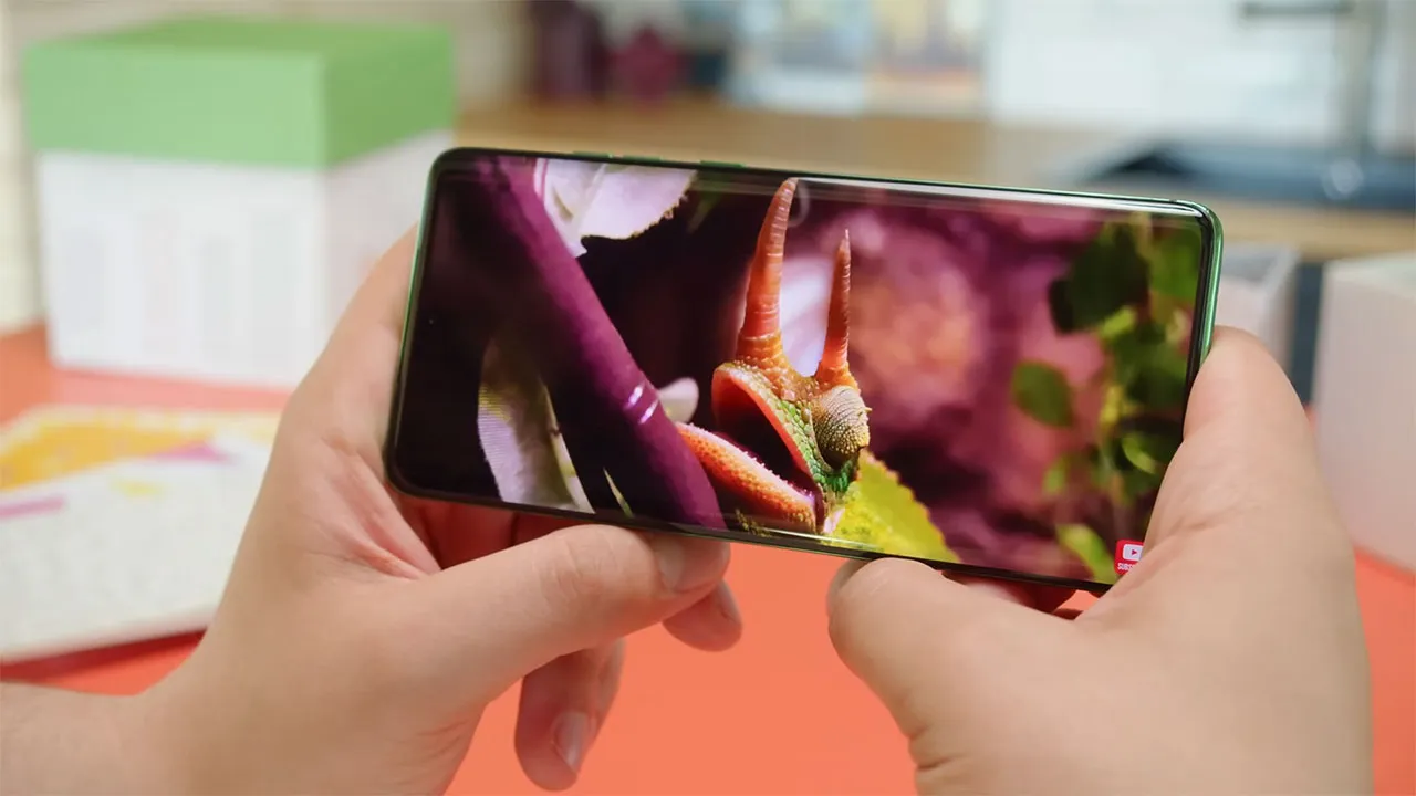 بررسی صفحه نمایش گوشی Edge 60 موتورولا