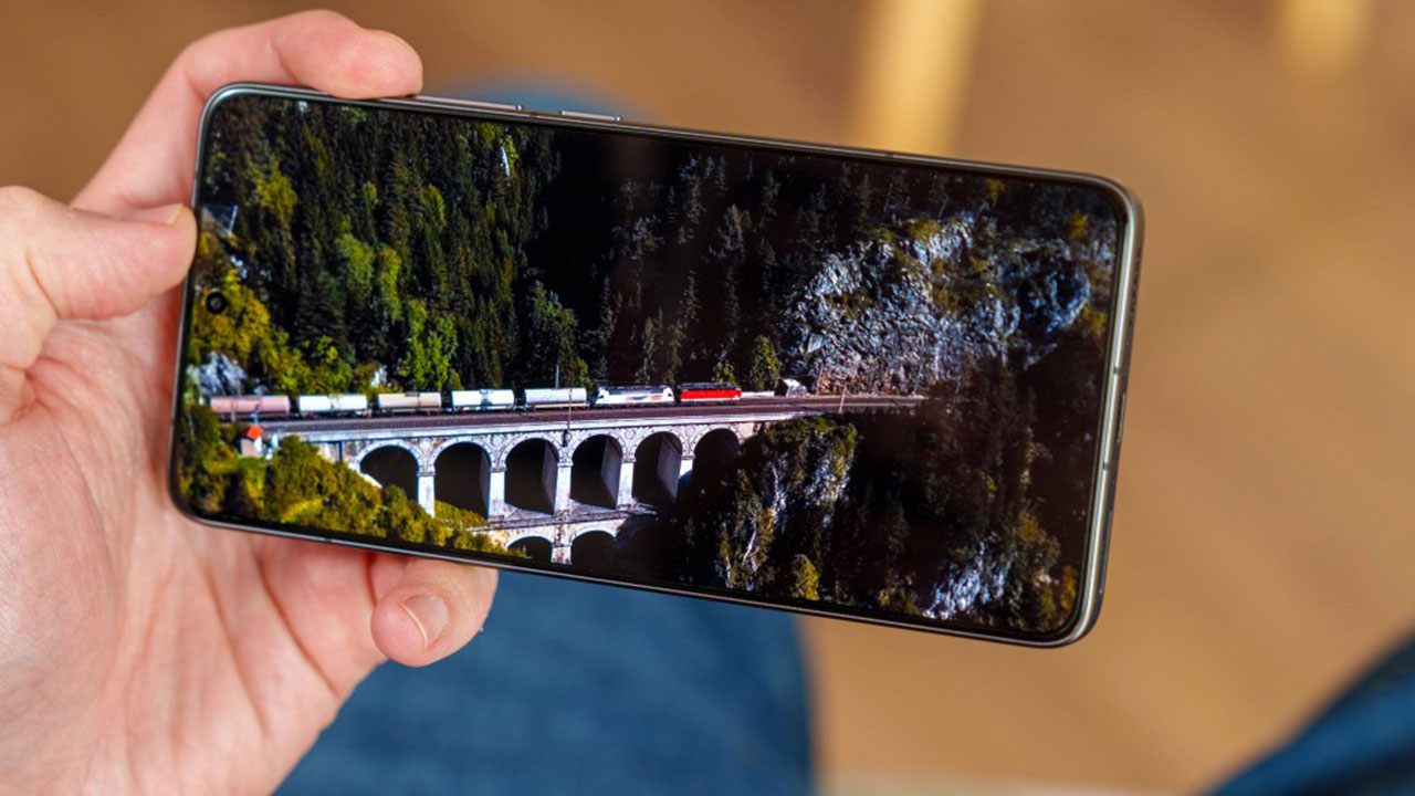 مقایسه صفحه نمایش S25 FE سامسونگ با Poco F7 Pro شیائومی